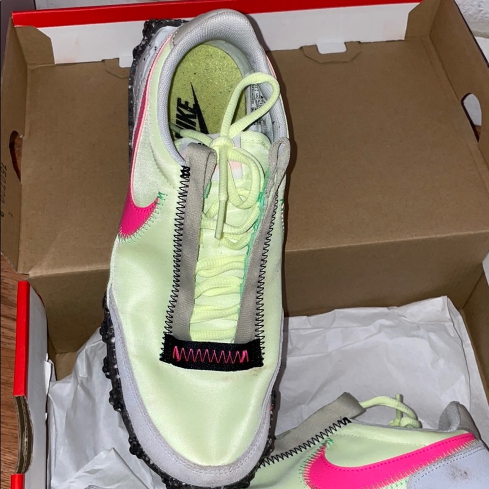 Nike - Picture 3 of 4